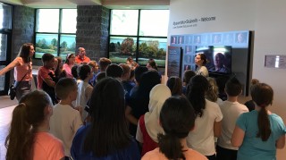 Students tour the Skä•noñh Center