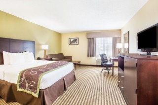 Days Inn Brewerton Guest Room